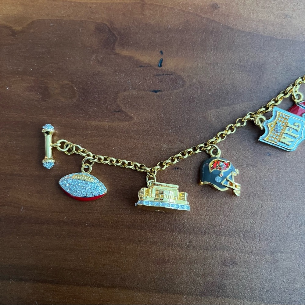 💙NEW Vintage Gold-Tone NFL Tampa Bay Buccaneers Football Charm Bracelet - Picture 10 of 12